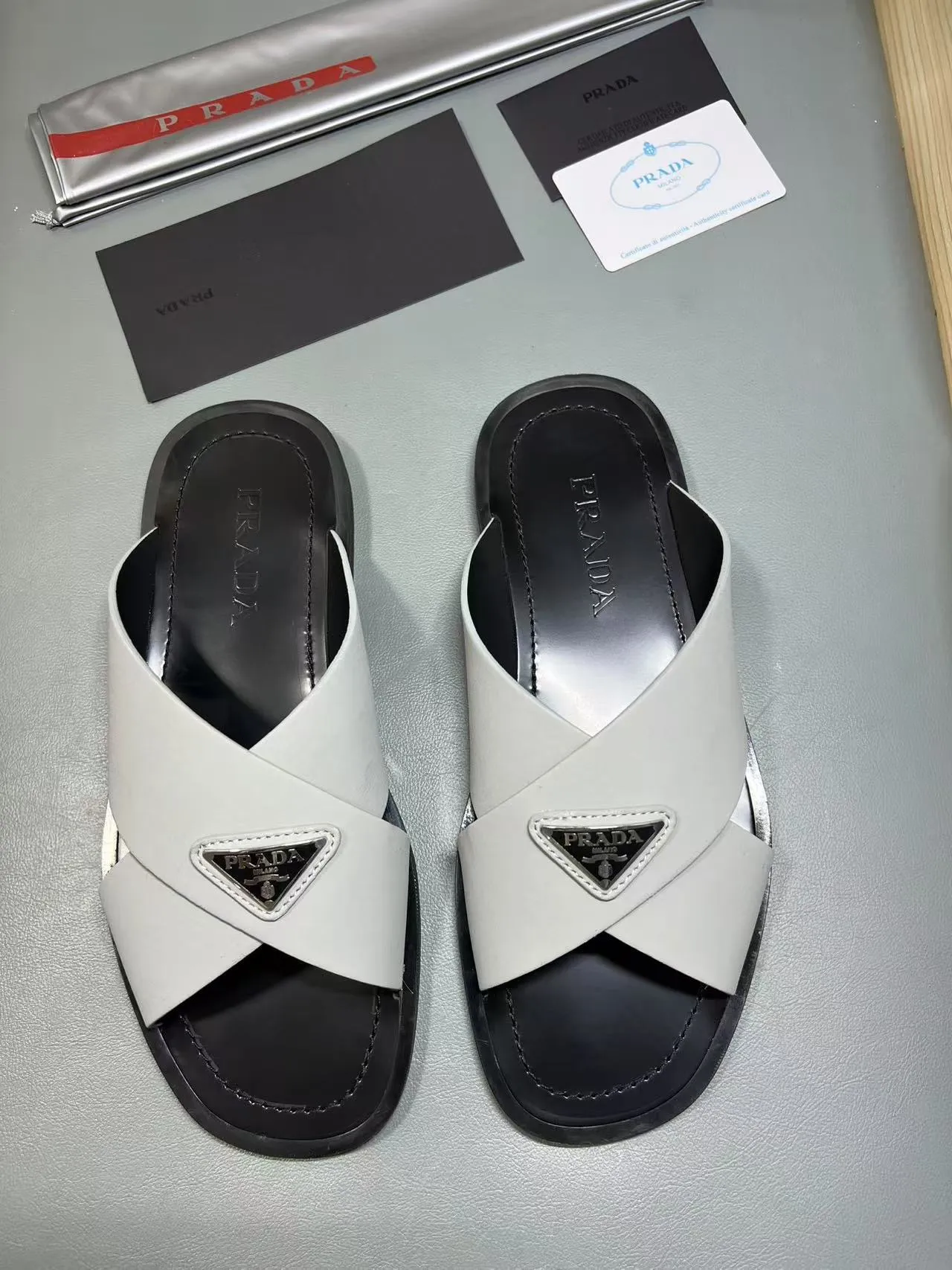 340💰PRADA Prada’s latest slippers are synchronized with the official website. This slipper is made of the brand’s unique and iconic Saffiano leather. The brand logo jumps out from the double straps, and the brand style is clearly visible. Cowhide gives men elegant charm and functional design, making it an ideal choice for vacation and leisure. Size:38-45